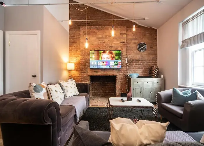 Pass The Keys A Vibrant Characterful Mews House With Air Con