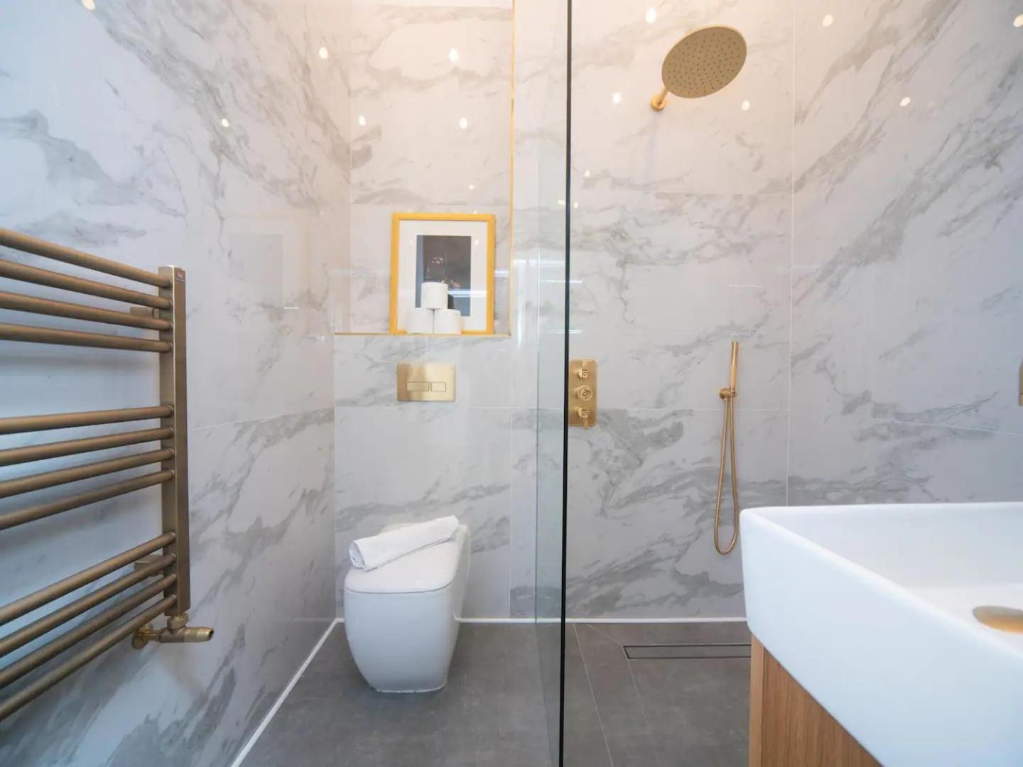Pass The Keys A Vibrant Characterful Mews House With Air Con Appartamento *