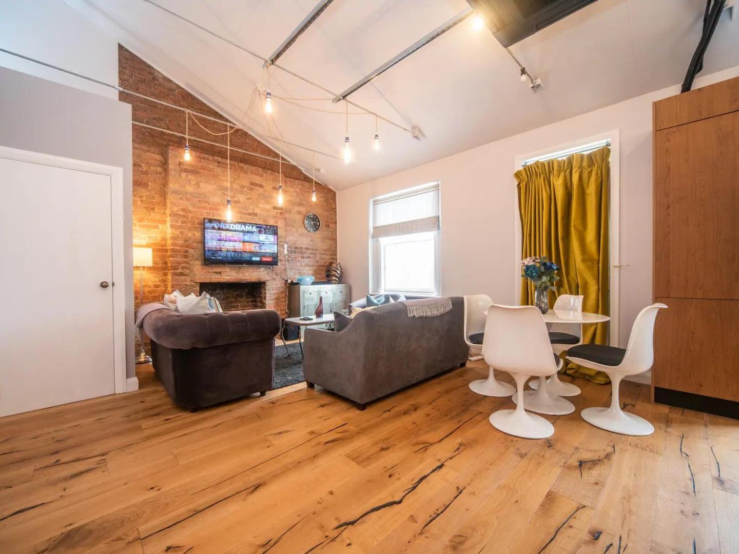 Pass The Keys A Vibrant Characterful Mews House With Air Con