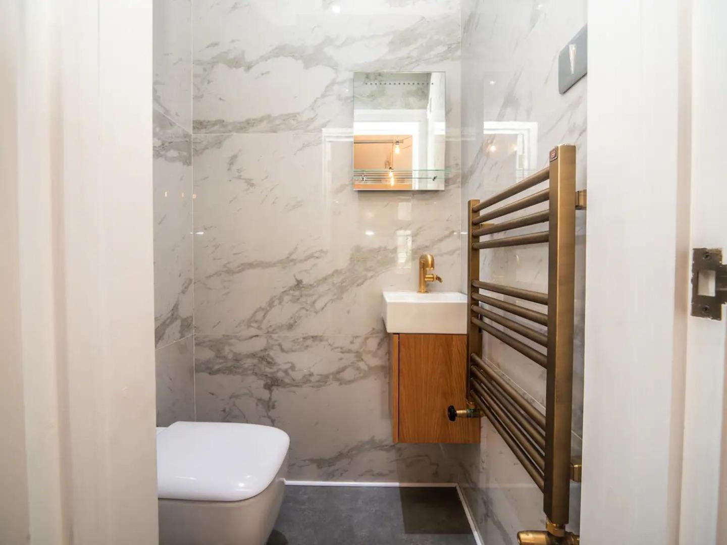 Appartamento Pass The Keys A Vibrant Characterful Mews House With Air Con Londra