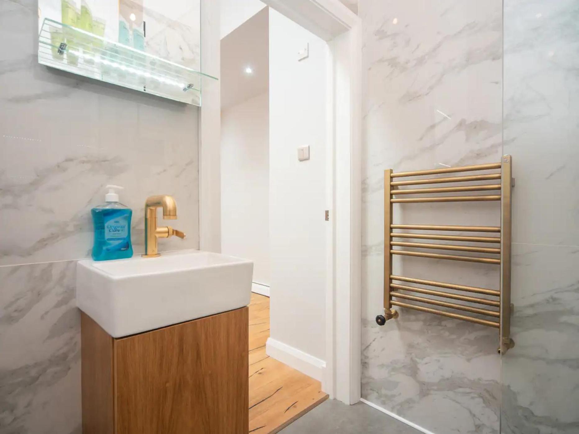 Pass The Keys A Vibrant Characterful Mews House With Air Con *
