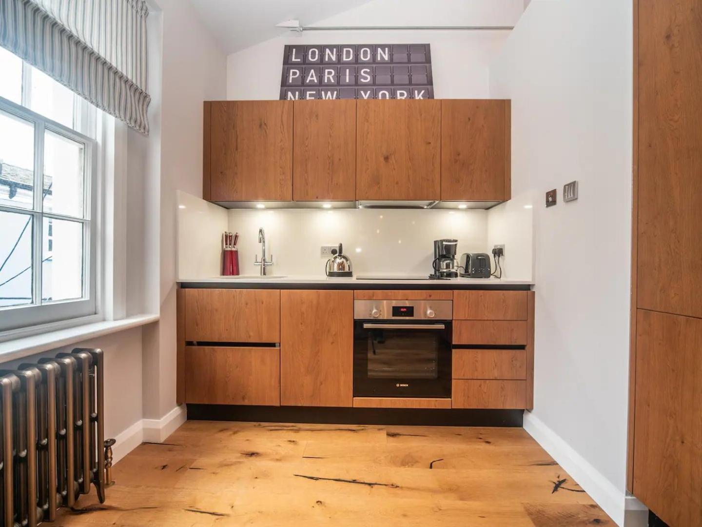 Apartment Pass The Keys A Vibrant Characterful Mews House With Air Con *