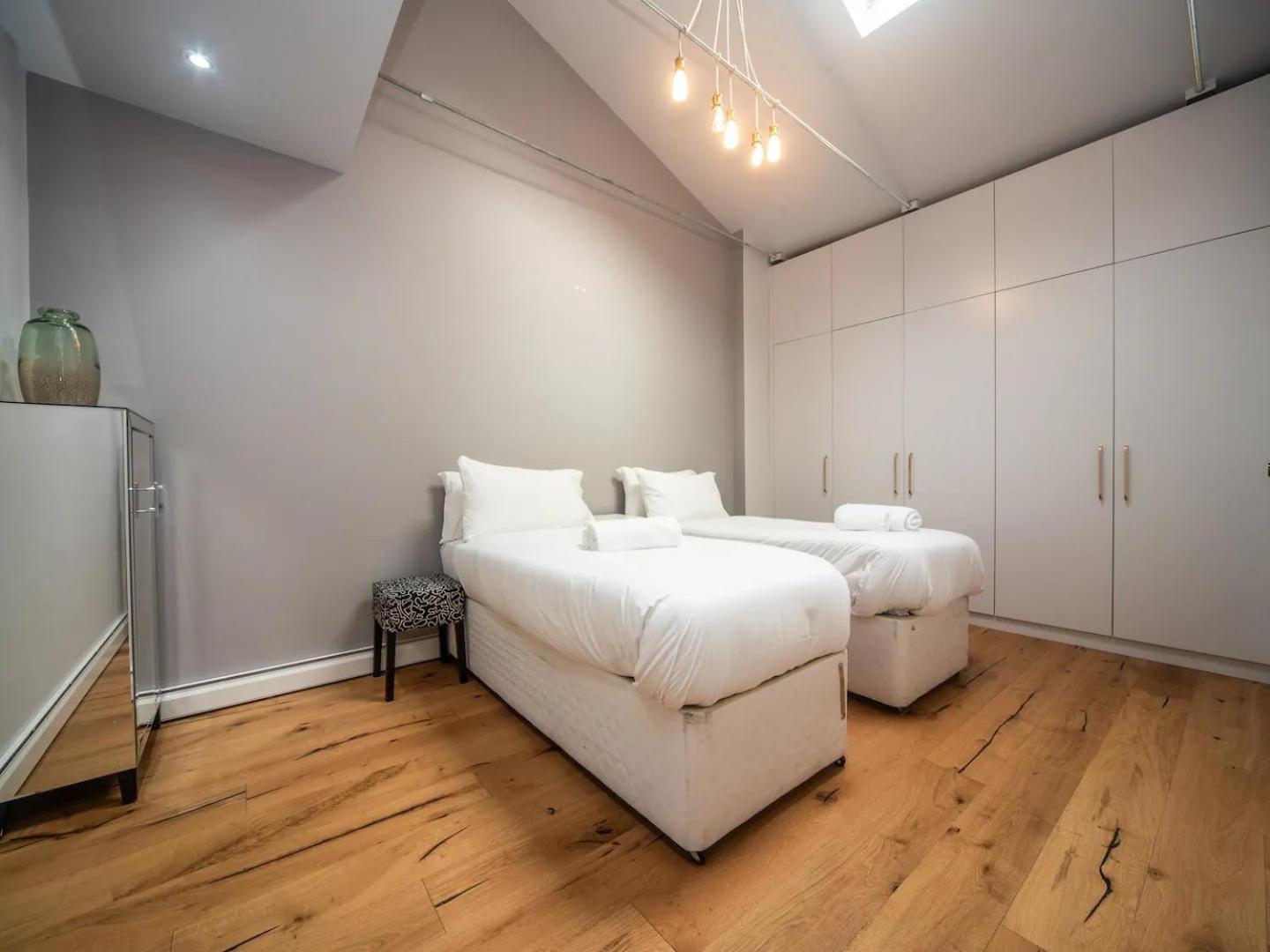 Apartment Pass The Keys A Vibrant Characterful Mews House With Air Con London