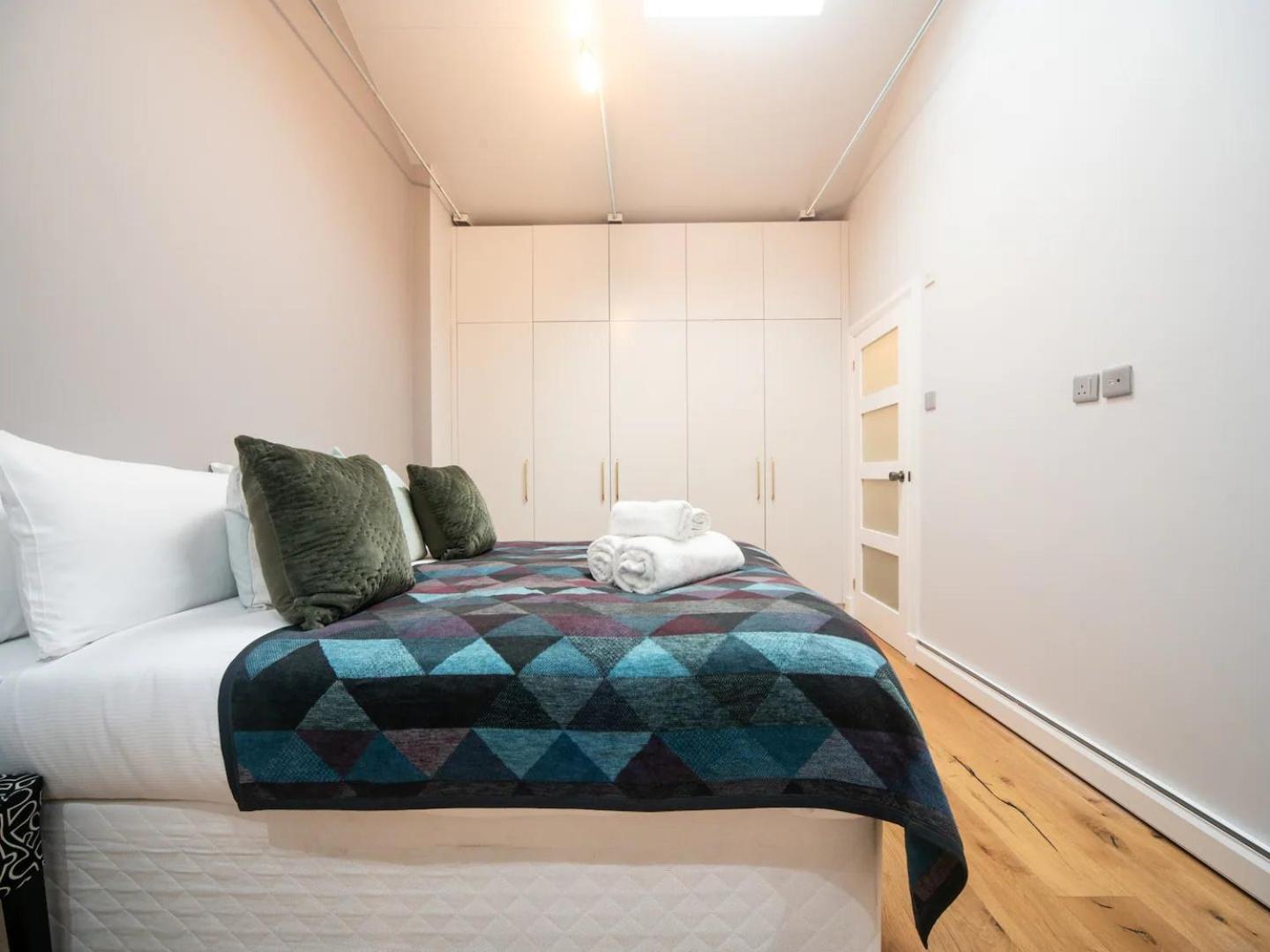 Pass The Keys A Vibrant Characterful Mews House With Air Con *