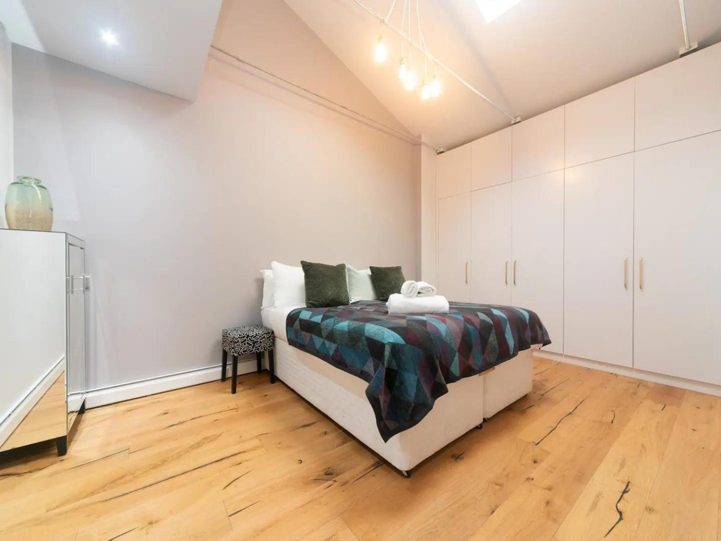 Apartment Pass The Keys A Vibrant Characterful Mews House With Air Con