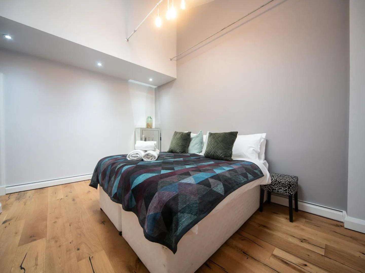 Pass The Keys A Vibrant Characterful Mews House With Air Con Apartment
