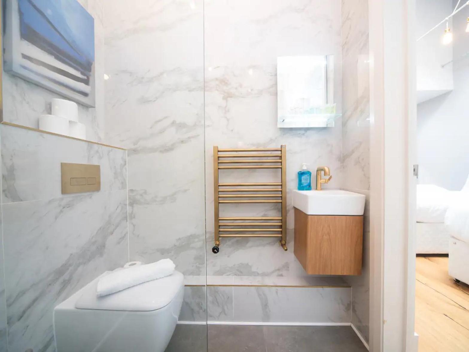 Pass The Keys A Vibrant Characterful Mews House With Air Con London